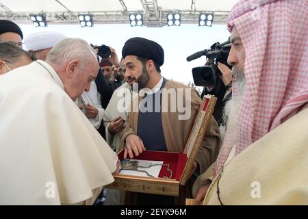 Ur, Irak. 06e mars 2021. 6 mars 2021 : un convoi du Pape François est accueilli par des fonctionnaires alors qu'il arrive à tenir une réunion inter-religius sur la plaine d'ur, considéré comme le lieu de naissance crédit: Agence de photo indépendante/Alamy Live News Banque D'Images