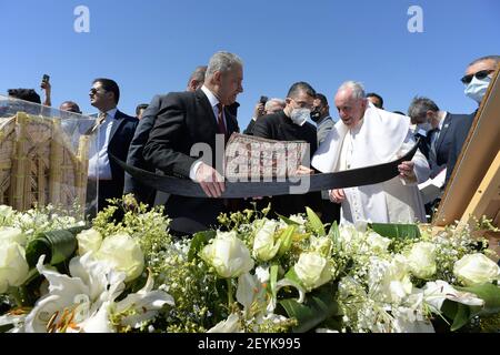 Ur, Irak. 06e mars 2021. 6 mars 2021 : un convoi du Pape François est accueilli par des fonctionnaires alors qu'il arrive à tenir une réunion inter-religius sur la plaine d'ur, considéré comme le lieu de naissance crédit: Agence de photo indépendante/Alamy Live News Banque D'Images