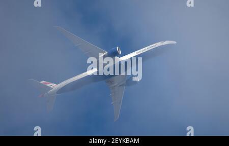 Londres, Royaume-Uni. 6 mars 2021. Un Boeing 777 de British Airways sort brièvement de l'aéroport de Londres Heathrow en route vers Nairobi par un petit nuage. Crédit : Malcolm Park/Alay Live News Banque D'Images