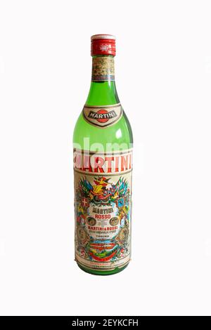 Povoa de Lanhoso / Portugal - avril 07 2020: Bouteille de Martini rosso vintage sur fond blanc. Martini & Rossi est une marque italienne depuis les années 1860 Banque D'Images