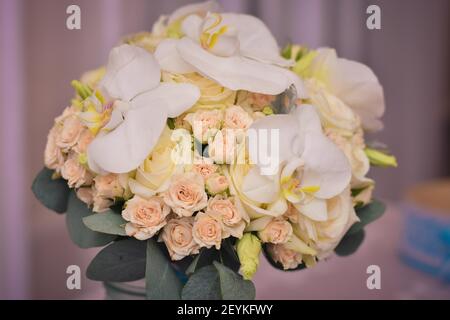 Un bouquet de fleurs. Les roses sont des orchidées rose clair et blanc. Banque D'Images