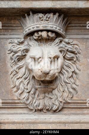 Florence, Italie - 2021, février 19 : détail de la pierre de la tête du lion, sur la façade du Palazzo Pitti. Banque D'Images