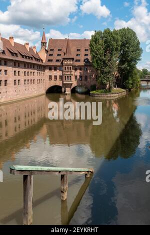 Heilig Geist Spital, Hôpital Saint-Esprit, sur la rivière Pegnitz à Nuremberg. C'est maintenant une maison et un restaurant pour personnes âgées. Banque D'Images