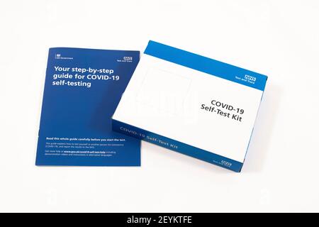 Kit d'auto-test NHS COVID-19 sur fond blanc. Banque D'Images