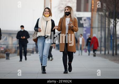 Une femme portant un masque facial est vue marcher le long du boulevard Vistule à Varsovie, en Pologne, le 3 mars 2021. De nouveaux cas de COVID-19 ont augmenté dans la guerre Banque D'Images