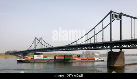 Krefeld, Rhénanie-du-Nord-Westphalie, Allemagne - un cargo traverse le Rhin sous le pont de Krefeld-Uerdingen au port de Krefeld. Banque D'Images