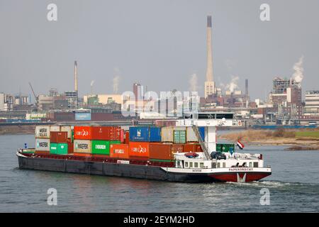 Krefeld, Rhénanie-du-Nord-Westphalie, Allemagne - un cargo navigue sur le Rhin et passe devant l'usine chimique Chempark Krefeld Uerdingen, au port du Rhin de Krefeld. Banque D'Images