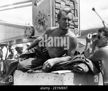 ALAN LADD sur le lieu de tournage Candid avec film Crew et Cecil B. DeMille Productions Camera Crane pendant le tournage de SHANE 1953 réalisateur GEORGE STEVENS basé sur le roman de Jack Shaeffer costumes Edith Head Paramount Pictures Banque D'Images