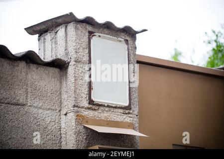 Vider la plaque d'immatriculation de la maison sur une clôture. La photo peut être utilisée comme arrière-plan entier. Banque D'Images