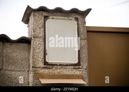 Vider la plaque d'immatriculation de la maison sur une clôture. La photo peut être utilisée comme arrière-plan entier. Banque D'Images