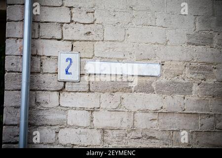 Plaque d'immatriculation sur un mur de briques. La photo peut être utilisée comme arrière-plan entier. Banque D'Images