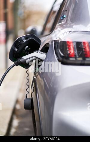 Une Peugeot chargée à l'aide d'un point de charge Source London EV, Londres. Date de la photo : vendredi 5 mars 2021. Banque D'Images