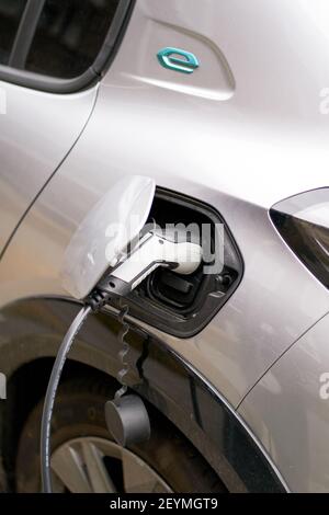 Une Peugeot chargée à l'aide d'un point de charge Source London EV, Londres. Date de la photo : vendredi 5 mars 2021. Banque D'Images