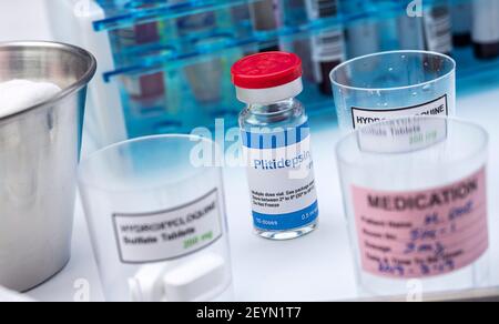 Flacon avec un composé chimique antiviral, la plitidepsine, cette formulation a une efficacité antivirale beaucoup plus puissante contre le SRAS-COV-2 que le seul antivir Banque D'Images