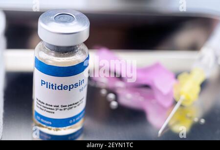 Flacon avec un composé chimique antiviral, la plitidepsine, cette formulation a une efficacité antivirale beaucoup plus puissante contre le SRAS-COV-2 que le seul antivir Banque D'Images