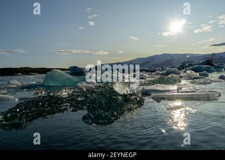 Une belle vue sur le lac glaciaire de Jokulsarlon, la lumière du soleil se reflétant sur la surface de wat Banque D'Images