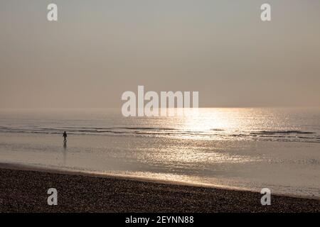 Marée basse avec lumière matinale, à Shoreham Beach dans West Sussex Banque D'Images