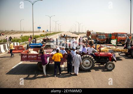 Les agriculteurs garent leurs chariots sur la route pendant qu'ils prennent part à la manifestation.la manifestation des agriculteurs est entrée dans le 100e jour, les membres du syndicat Bhartiya kisan bloquent la Western Peripheral Expressway de 11:00 à 16:00 alors que les agriculteurs protestent contre les nouvelles lois agricoles. Banque D'Images
