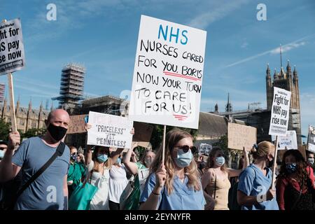 LONDRES - 29 JUILLET 2020 : les travailleurs du NHS marchent de l'hôpital St Thomas à Downing Street pour applaudir Boris Johnson et le gouvernement au sujet des réductions de salaire Banque D'Images