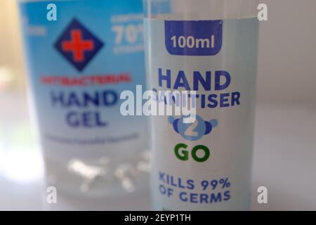 LONDRES - 28 JUILLET 2020: AMA Labs 100ml désinfectant pour les mains et Siskin 70% éthanol gel de suspension antibactérien Banque D'Images