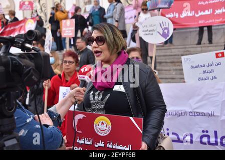 Yosra Frawes, Présidente de l'Association tunisienne des femmes démocratiques, portant un écriteau indiquant que la ratification de la Convention 190 parle aux médias pendant la manifestation.Revive les activités de la Journée internationale de la femme correspondant au 8 mars, Et pour pousser l'État tunisien à ratifier la Convention No 190 de l'Organisation internationale du travail visant à éliminer la violence sur les lieux de travail dans un espace exempt de harcèlement et de violence à l'égard des femmes. Banque D'Images