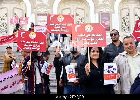 Tunis, Tunisie. 31 mai 2020. Les manifestants tiennent des pancartes pendant la manifestation.Revive les activités de la Journée internationale de la femme correspondant au 8 mars, et afin de pousser l'État tunisien à ratifier la Convention No 190 de l'Organisation internationale du travail visant à éliminer la violence sur les lieux de travail pour un espace libre de harcèlement et de violence à l'égard des femmes. Crédit : Jdidi Wassim/SOPA Images/ZUMA Wire/Alay Live News Banque D'Images