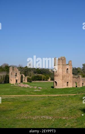 Rome Italie. Vestiges des tours qui flanquèrent l'entrée du Cirque de Maxentius (Circo di Massenzio) faisant partie d'un complexe de bâtiments érigés par Banque D'Images