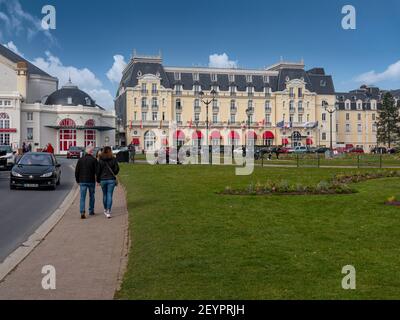 Cabourg, France, 2021 mars : Grand Hôtel à Cabourg le jour du printemps, les touristes se rendent dans les rues de la ville. Banque D'Images