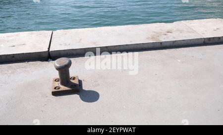 Protrusion de métal sur la rive d'istanbul pour navire s'attaquant à la mer turquoise, son bolard Shadow.Metal bitt pour la fixation des ferries et des navires dans le bosphore Banque D'Images