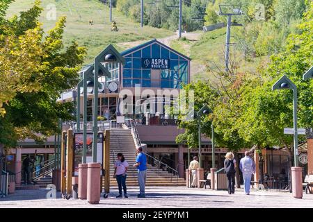 Aspen, Colorado, États-Unis --12 septembre 2014. Photo des touristes visitant la station de ski d'Aspen Mountain à l'automne avant la saison de ski. Banque D'Images