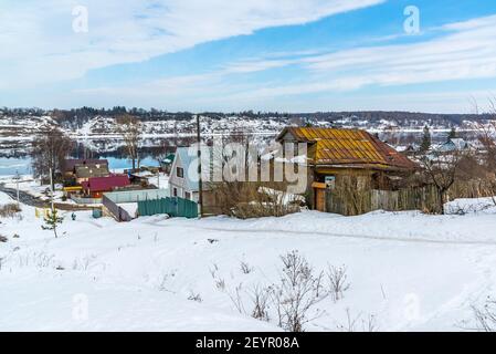 Petit village sur les rives de la Volga, Russie Banque D'Images