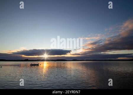 Coucher de soleil sur la rivière Deben à Ramsholt dans Suffolk, Royaume-Uni Banque D'Images