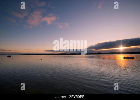 Coucher de soleil sur la rivière Deben à Ramsholt dans Suffolk, Royaume-Uni Banque D'Images