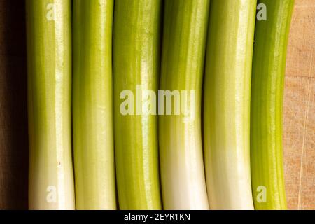 arrangement d'oignons verts comme condiment pour une cuisine saine, végétarienne, végétalienne avec moins de gras Banque D'Images