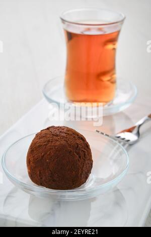 Vue en gros plan du gâteau au chocolat et de la pâte à biscuits et d'une tasse de thé sur une table Banque D'Images