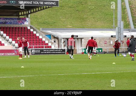 NORTHAMPTON, ANGLETERRE. 6 MARS. Les joueurs de Northampton Town se réchauffent avant le match de la Sky Bet League 1 entre Northampton Town et Portsmouth au PTS Academy Stadium, Northampton, le samedi 6 mars 2021. (Credit: John Cripps | MI News) Credit: MI News & Sport /Alay Live News Banque D'Images