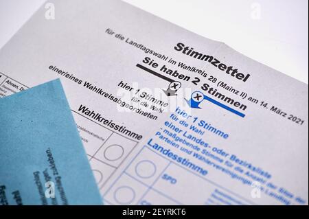 Mayence, Allemagne - 06 mars 2021: Bulletins de vote pour vote postal. Vote pour l'élection de l'État de rhénanie-palatinat le 14 mars 2021 en Allemagne Banque D'Images