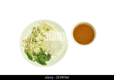 nouilles de riz vinaigrette poisson noix de coco lait cari et frais légumes sur plaque Banque D'Images