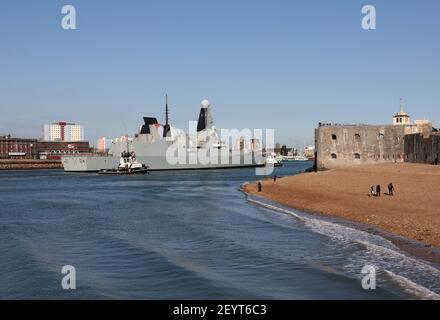 Le destroyer de type 45 de la Royal Navy HMS DRAGON passe devant le Front de mer historique du vieux Portsmouth quand il entre dans le port Banque D'Images