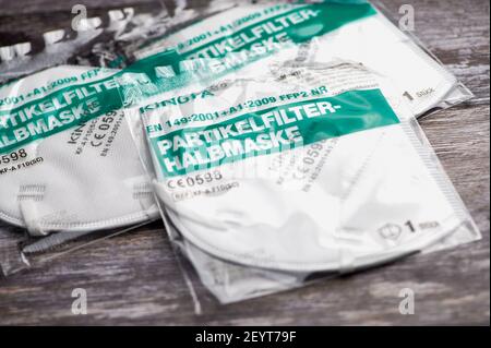 Mayence, Allemagne - 06 mars 2021 : nouveaux masques ffp2 dans l'emballage, protection contre le virus corona en cas de pandémie. Le mot allemand signifie en anglais demi-masque filtrant Banque D'Images