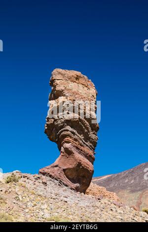 La célèbre Roque Cinchado à Ténérife, en Espagne avec le ciel bleu en arrière-plan. Banque D'Images