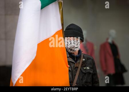 Cork, Cork, Irlande. 06e mars 2021. L'un des manifestants qui s'est emmis dans les rues de Cork pour protester contre le maintien du gouvernement dans les rues. Un plan de police, qui comprenait des unités d'ordre public, était en place pour l'événement qui a eu lieu sur Patrick Street dans l'après-midi Gardai ont également averti que des poursuites pénales ou des amendes pourraient survenir pour ceux qui bafouent les restrictions actuelles de niveau 5 Covid-19.-Credit; David Creedon / Alamy Live News Banque D'Images