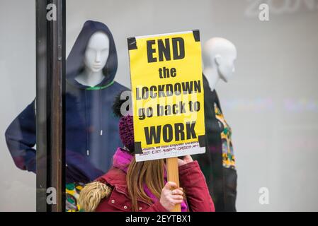 Cork, Cork, Irlande. 06e mars 2021. L'un des manifestants qui s'est emmis dans les rues de Cork pour protester contre le maintien du gouvernement dans les rues. Un plan de police, qui comprenait des unités d'ordre public, était en place pour l'événement qui a eu lieu sur Patrick Street dans l'après-midi Gardai ont également averti que des poursuites pénales ou des amendes pourraient survenir pour ceux qui bafouent les restrictions actuelles de niveau 5 Covid-19.-Credit; David Creedon / Alamy Live News Banque D'Images