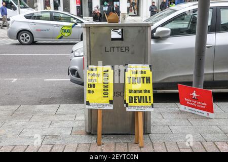 Cork, Cork, Irlande. 06e mars 2021. Des pancartes se reposant sur une poubelle tandis que les manifestants se sont emposés dans les rues de Cork pour protester contre le maintien du confinement du gouvernement. Un plan de police, qui comprenait des unités d'ordre public, était en place pour l'événement qui a eu lieu sur Patrick Street dans l'après-midi Gardai ont également averti que des poursuites pénales ou des amendes pourraient survenir pour ceux qui bafouent les restrictions actuelles de niveau 5 Covid-19.- crédit; David Creedon / Alamy Live News Banque D'Images