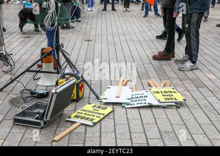 Cork, Cork, Irlande. 06e mars 2021. Des pancartes se trouvent sur le sol avant le début, où des manifestants se sont emmis dans les rues de Cork pour protester contre le maintien du gouvernement dans le pays. Un plan de police, qui comprenait des unités d'ordre public, était en place pour l'événement qui a eu lieu sur Patrick Street dans l'après-midi Gardai ont également averti que des poursuites pénales ou des amendes pourraient survenir pour ceux qui bafouent les restrictions actuelles de niveau 5 Covid-19.- crédit; David Creedon / Alamy Live News Banque D'Images