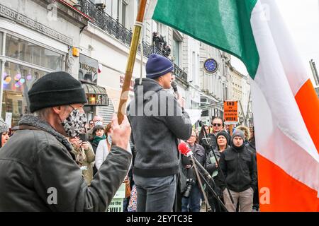 Cork, Cork, Irlande. 06e mars 2021. Peter O' Donoghue s'adresse à la foule de manifestants qui sont descendus dans les rues de Cork pour protester contre le maintien du confinement du gouvernement. Un plan de police, qui comprenait des unités d'ordre public, était en place pour l'événement qui a eu lieu sur Patrick Street dans l'après-midi Gardai ont également averti que des poursuites pénales ou des amendes pourraient survenir pour ceux qui bafouent les restrictions actuelles de niveau 5 Covid-19.- crédit; David Creedon / Alamy Live News Banque D'Images