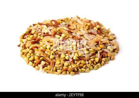 Mélange de riz et de sarrasin sur fond blanc Banque D'Images