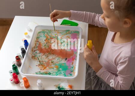 enfants mains peindre sur l'eau Banque D'Images