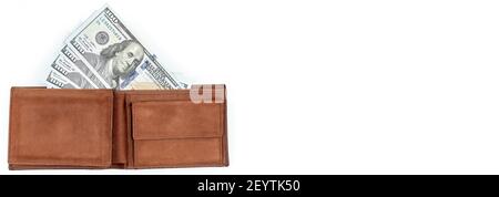 Un portefeuille plein d'argent. Plusieurs billets de cent dollars dans un portefeuille marron sur fond blanc Banque D'Images