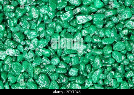 Motif Pierre gemeine vert émeraude. Pierres semi-décoratives scintillantes pour la décoration, pose à plat, arrière-plan avec vue de dessus. Banque D'Images